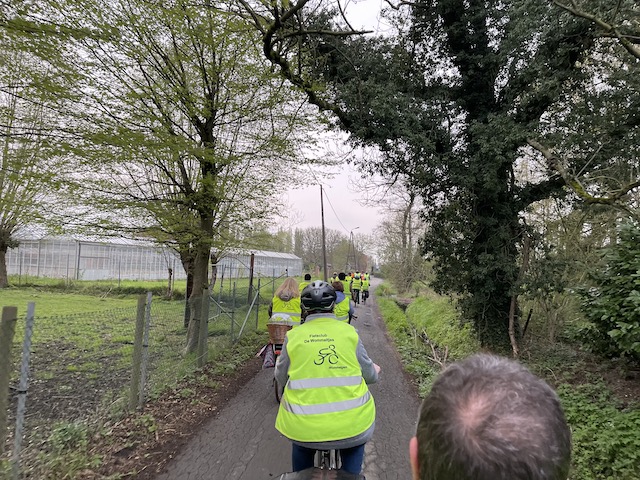 groep fietsers op de weg